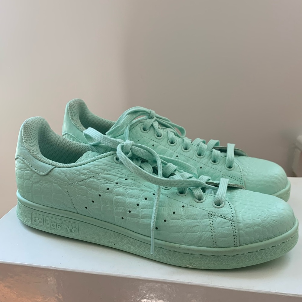 Minty fresh Adidas Stan Smith sneakers!